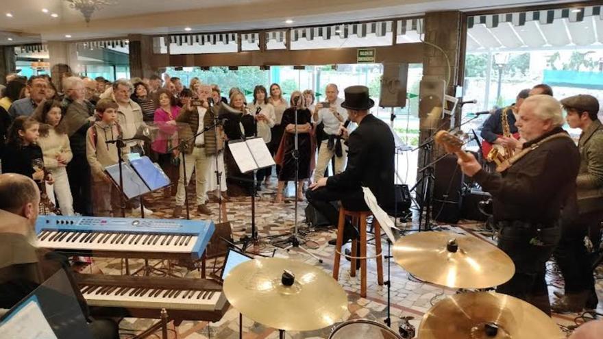 Asistentes al homenaje que se celebró ayer en el Club de Tenis de Oviedo, durante la actuación de «Los Enigmáticos». En el recuadro, Adolfo Villaverde. | F. V.