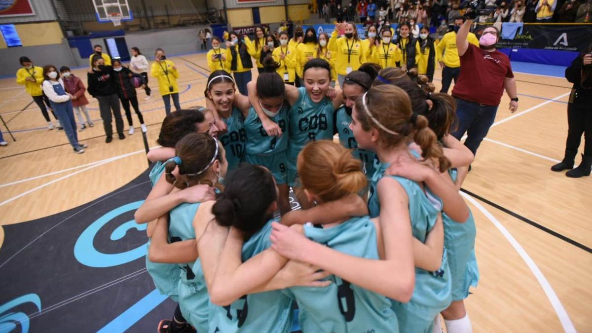 La selección cordobesa mini femenina celebra la conquista del título andaluz.