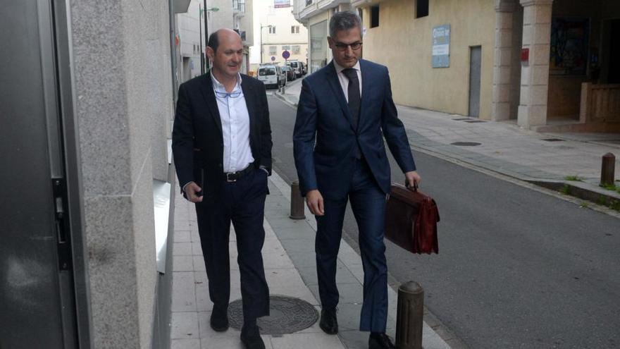 Louzán a las puertas del juzgado de Cambados el pasado mes de octubre