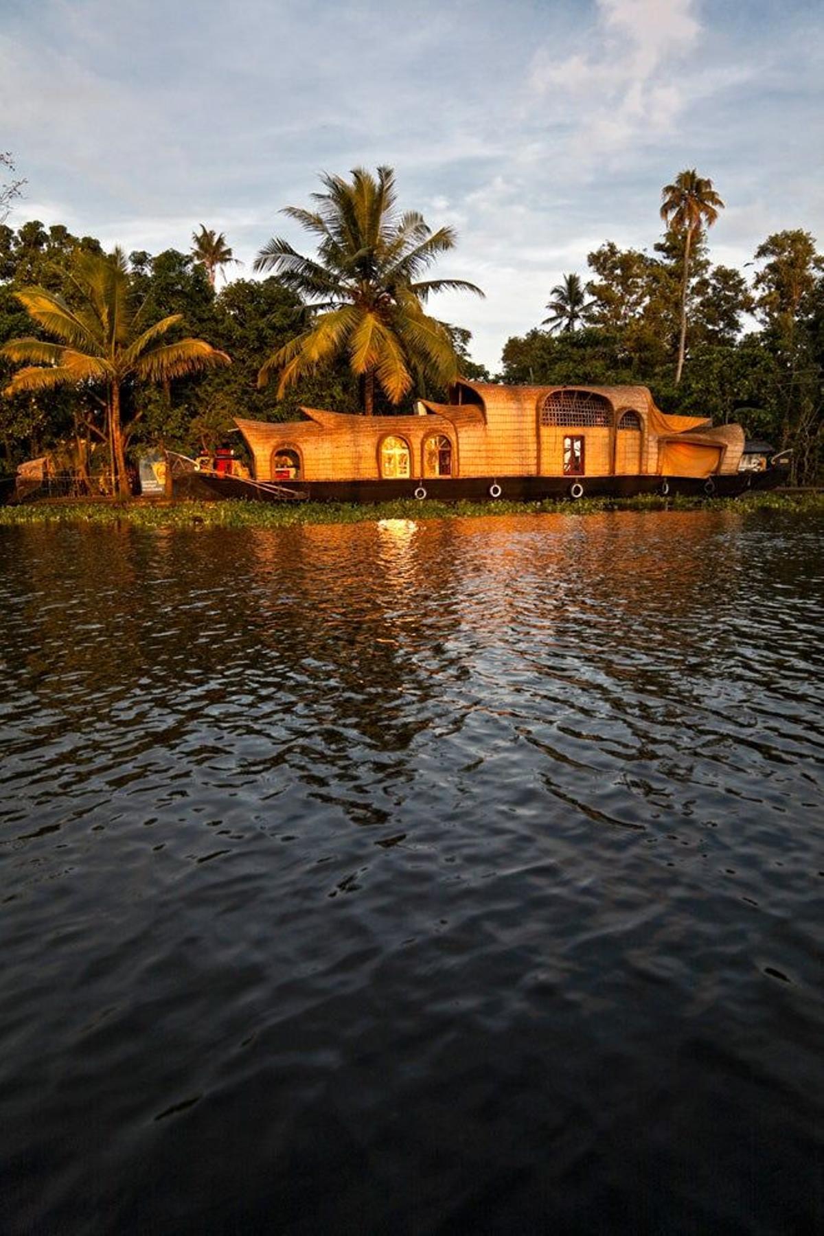 Embarcación típica de los backwaters de Kerala