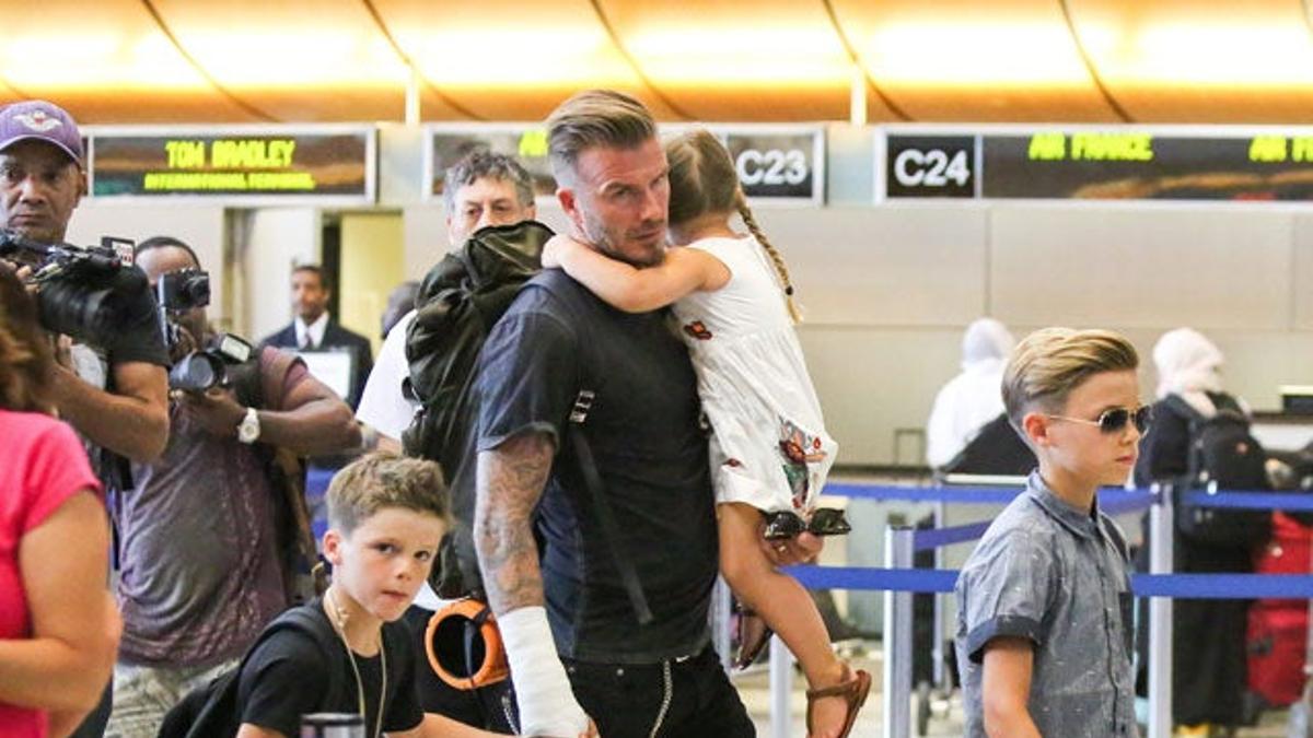 David Beckham, con sus hijos en el aeropuerto de Los Ángeles