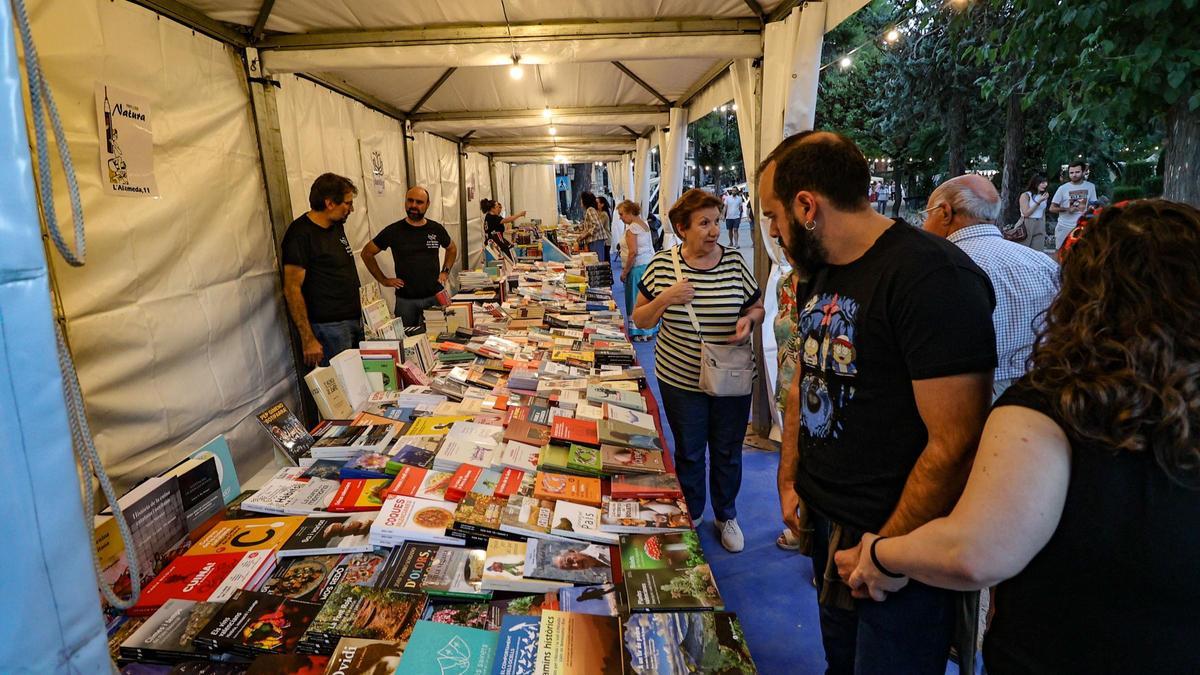 Fira del Llibre en valencià i de Productes Artesans en el parque de la Glorieta