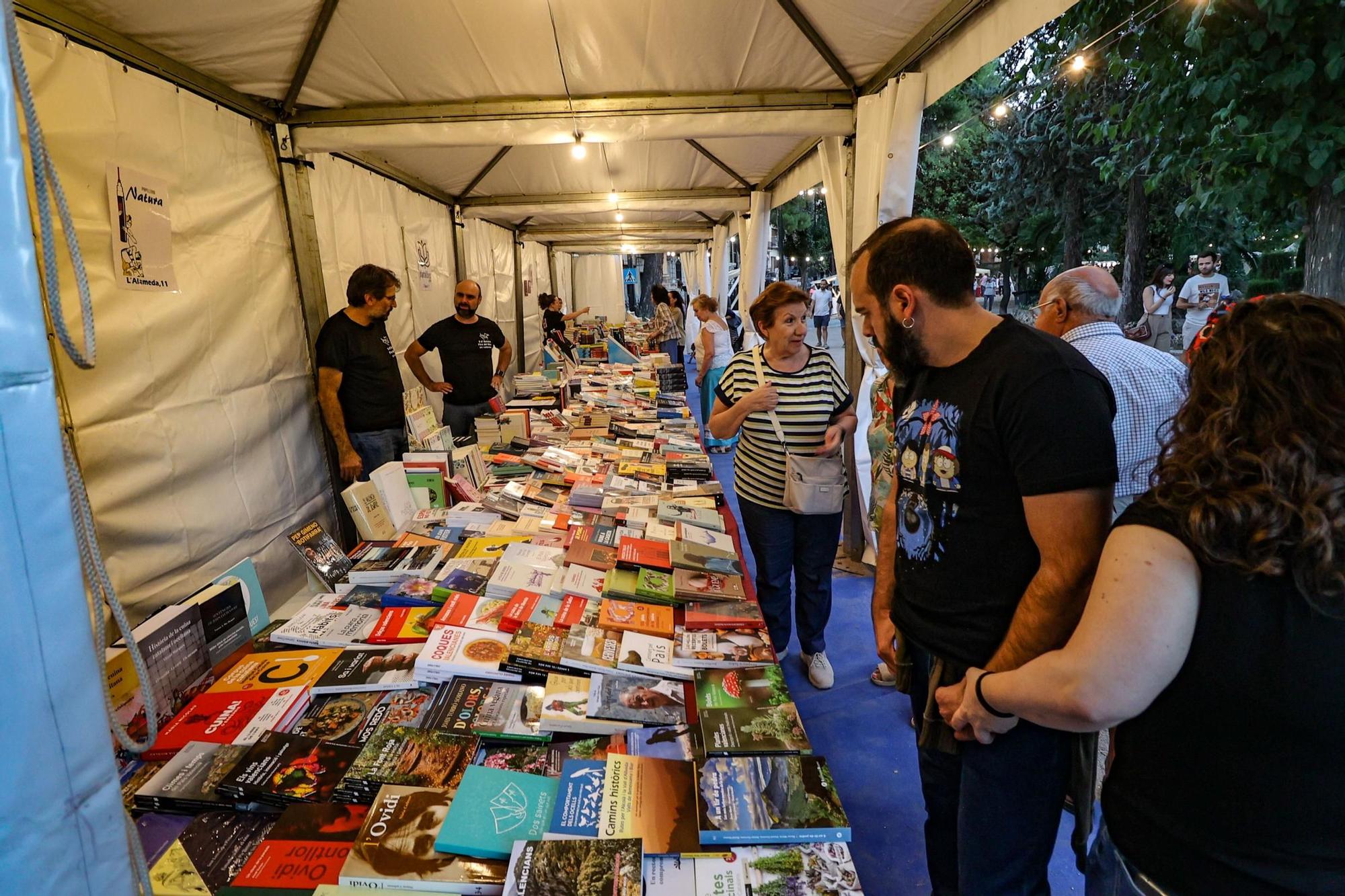 Fira del Llibre y de productos artesanos en el parque de la Glorieta