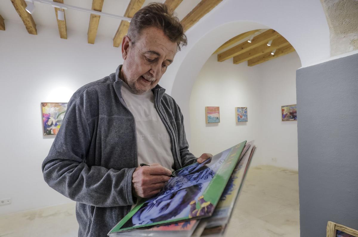 El célebre músico, Manolo García, exhibe sus pinturas por primera vez en Mallorca.