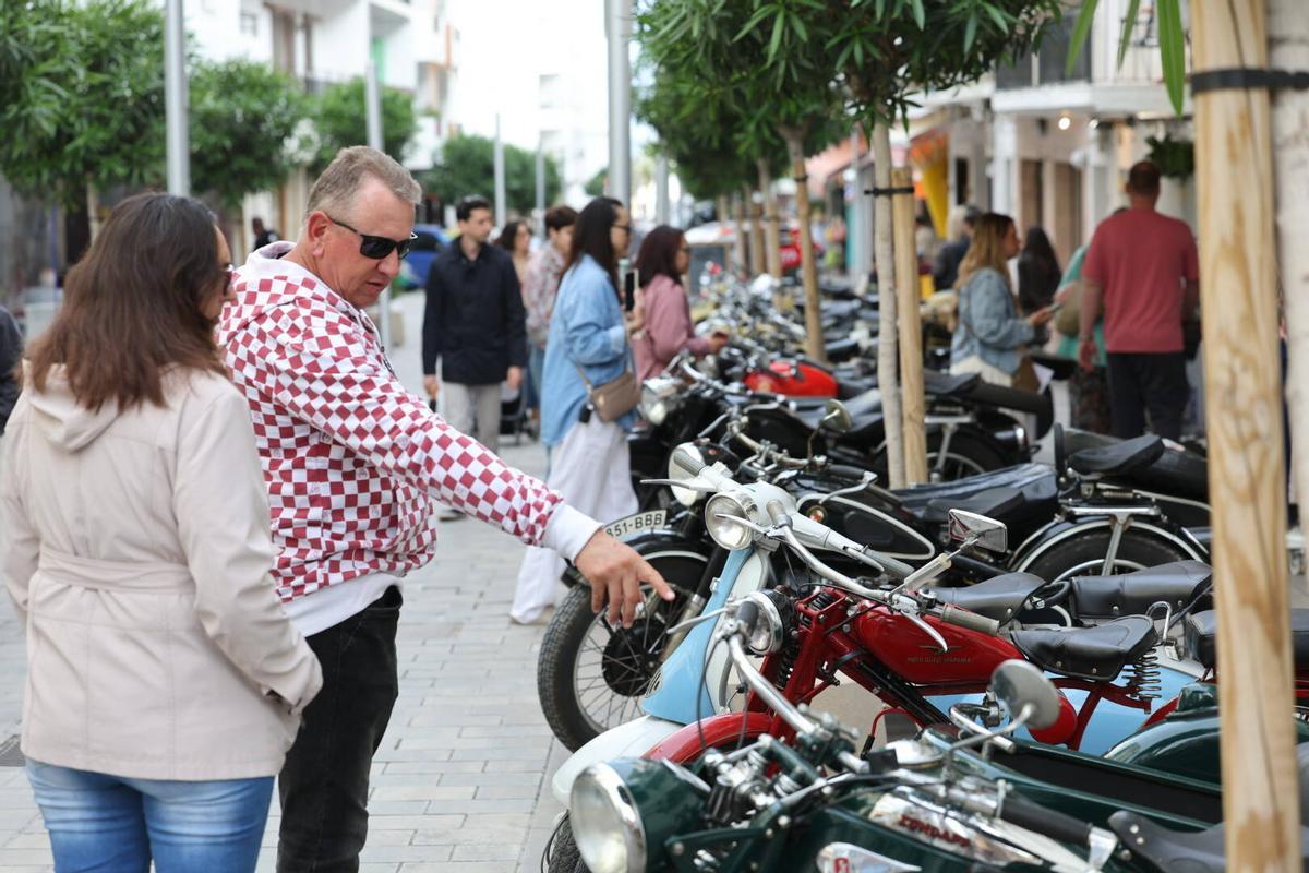Flores, motos y coches en 'Anar a maig' en las fiestas de Santa Eulària