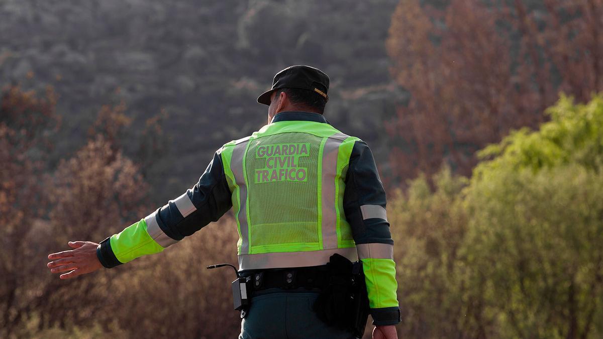 La Guardia civil extrema la vigilancia por el detalle roto del cristal delantero de tu coche: puedes ser multado