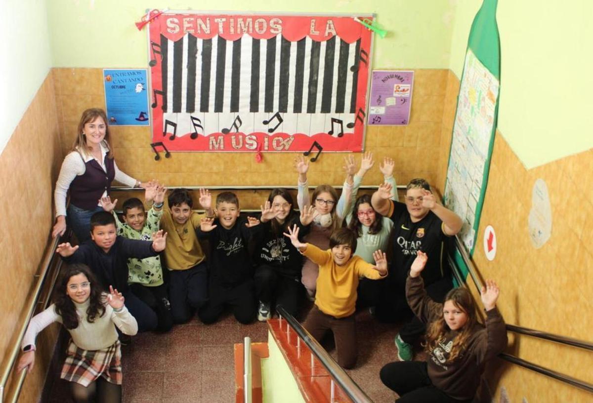 Adriel Fernández y Laura Fernández señalen les notes musicales que fixeron en clas.  | A. VELASCO