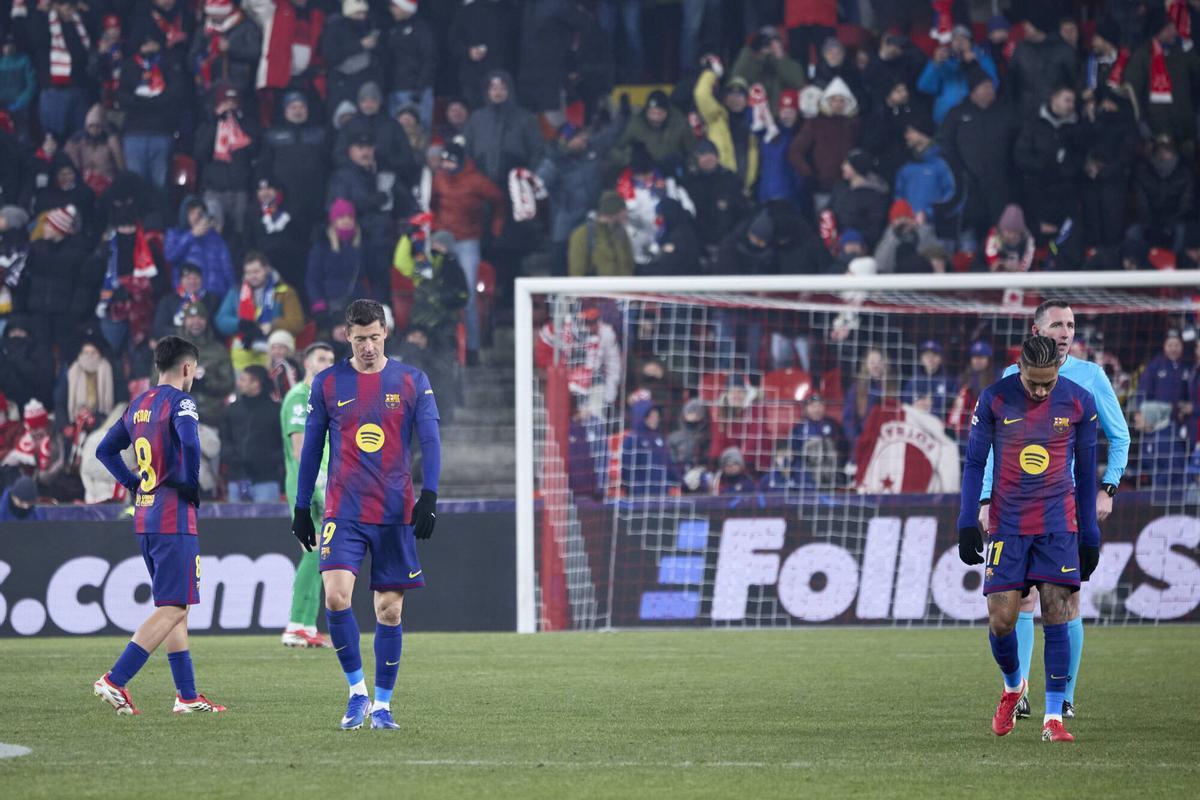 Los jugadores del Barça, tras uno de los goles del Slavia Praga