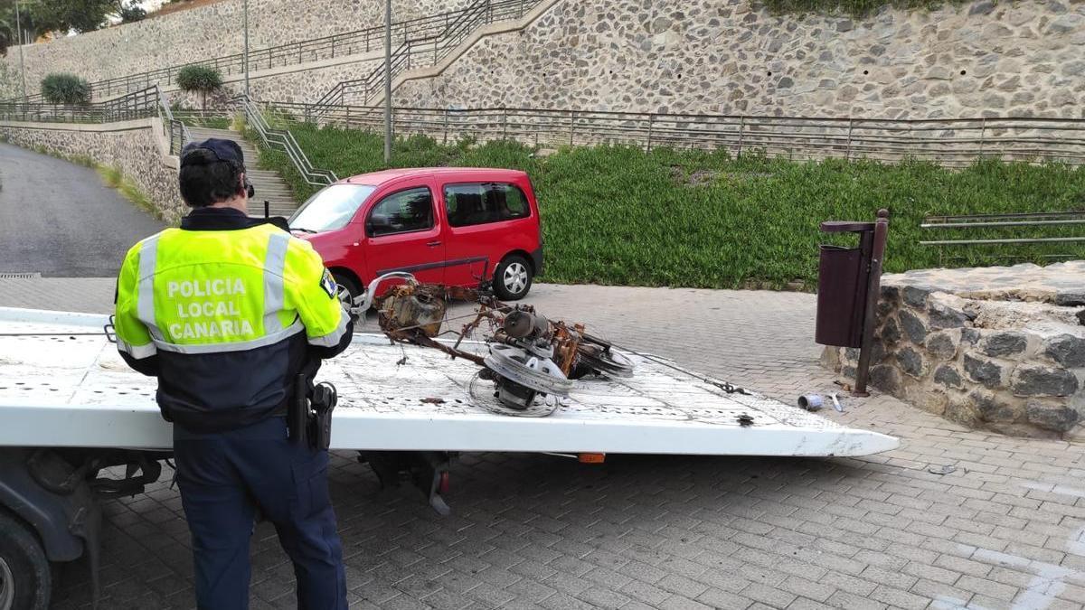 La motocicleta quemada durante su retirada.