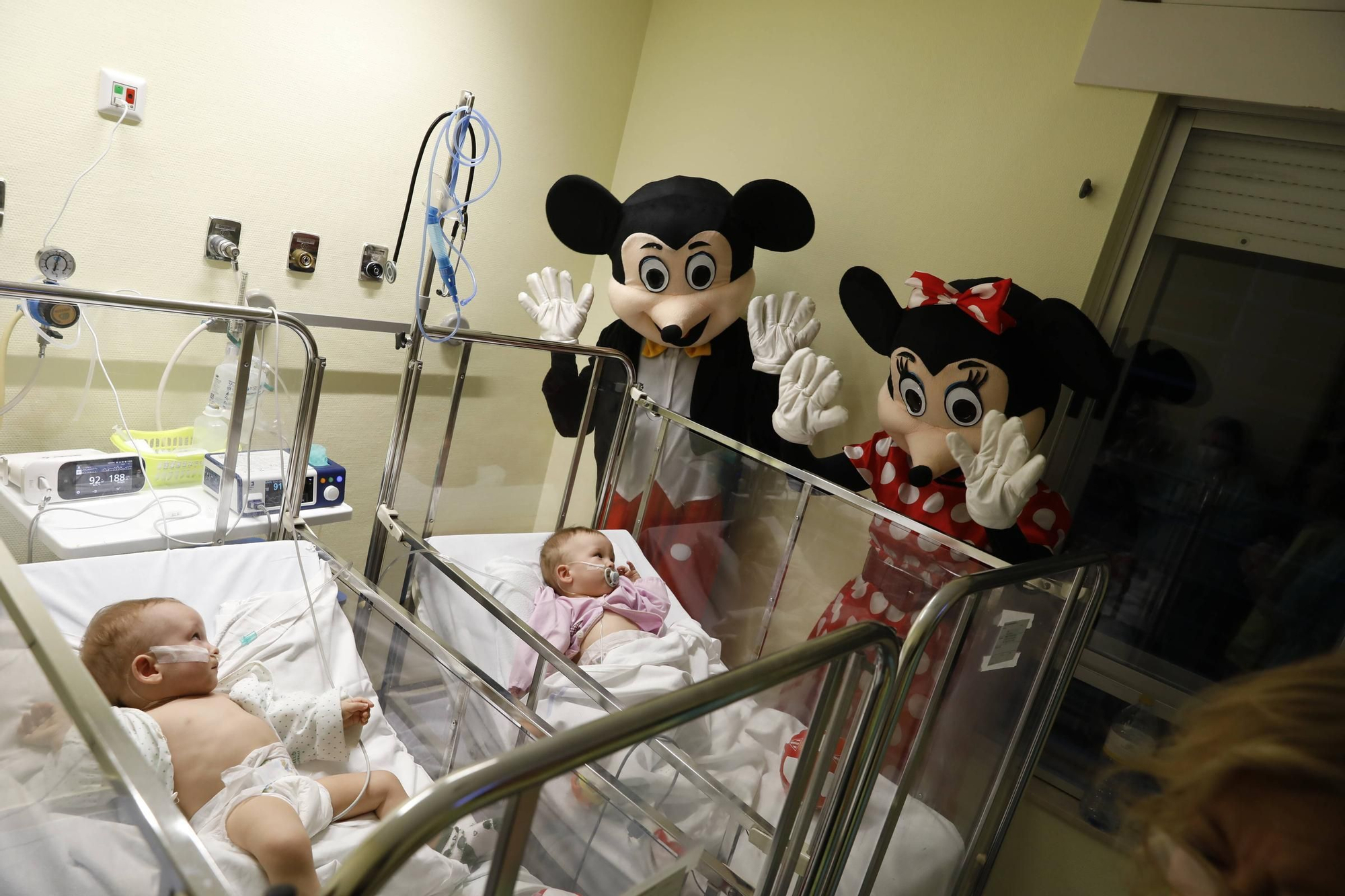 Así fue la visita de Mickey y Minnie Mouse al Hospital de Cabueñes (en imágenes)