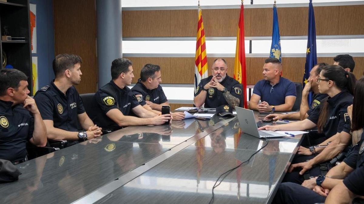 El concejal de Seguridad Ciudadana, Paco Pastor, durante una reunión con efectivos de la Policía Local.