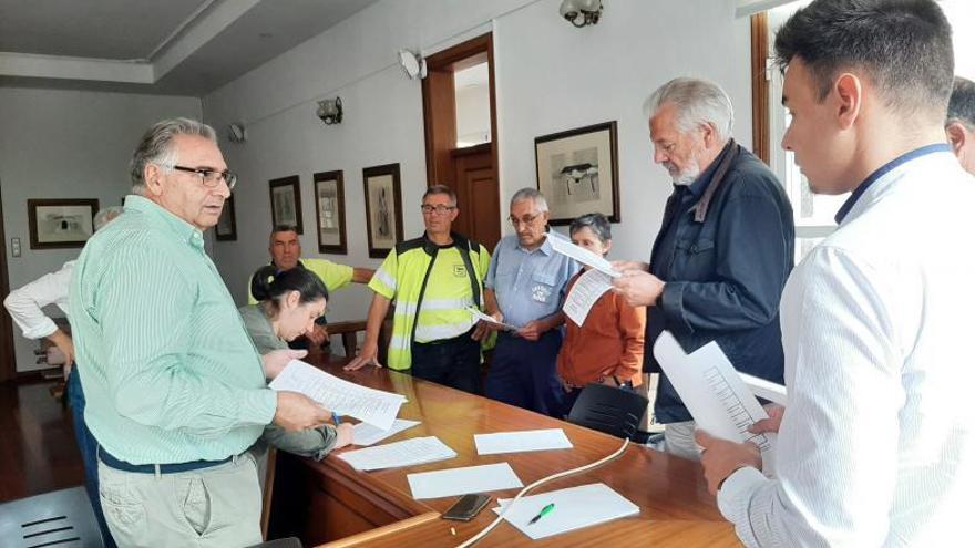 La constitución de la mesa electoral, ayer en el salón de plenos.