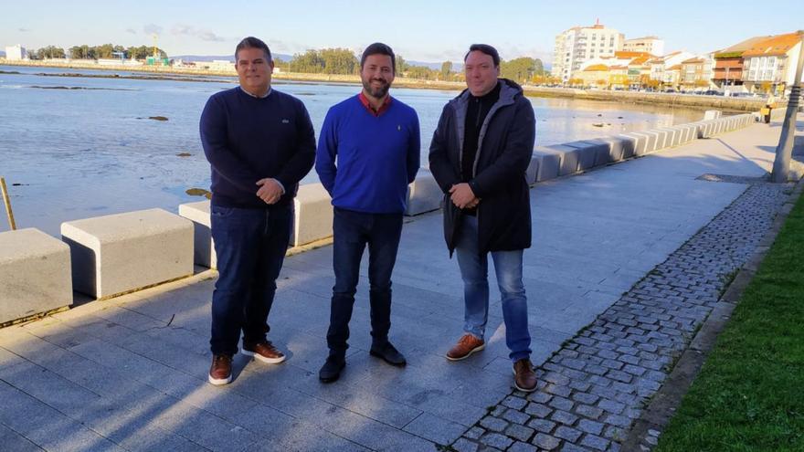 Desde la izquierda, Xurxo Charlín, Samuel Lago y Constantino Cordal, ayer, en el paseo marítimo de Cambados. |  // CEDIDA