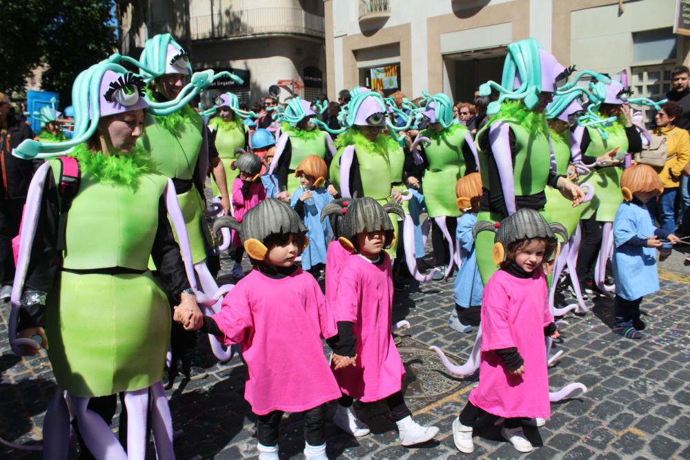 La rua escolar de la Santa Creu torna a enlluernar