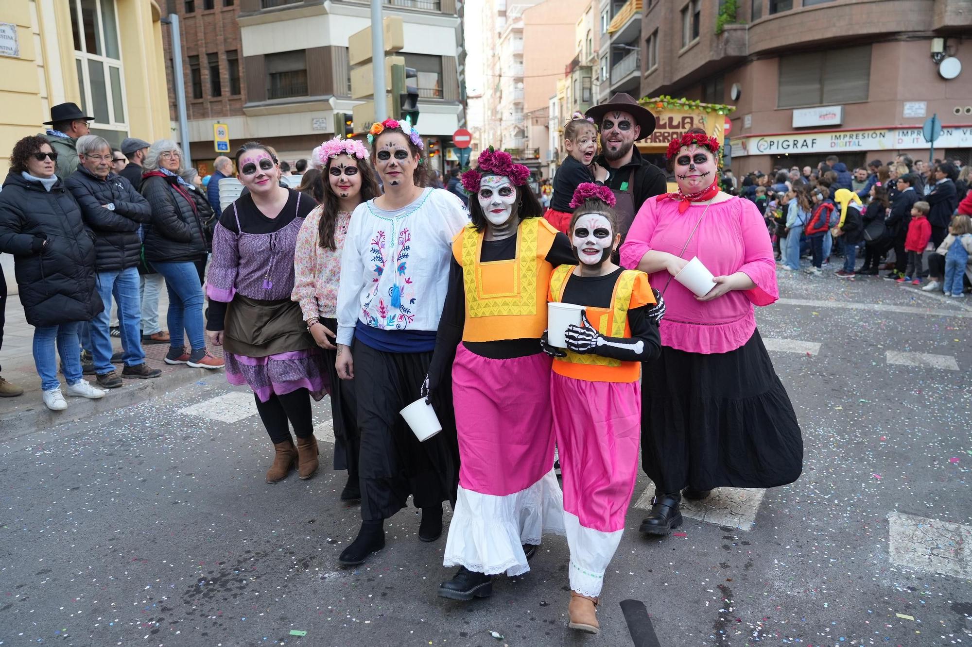 Desfile de animación de collas y carros engalanados