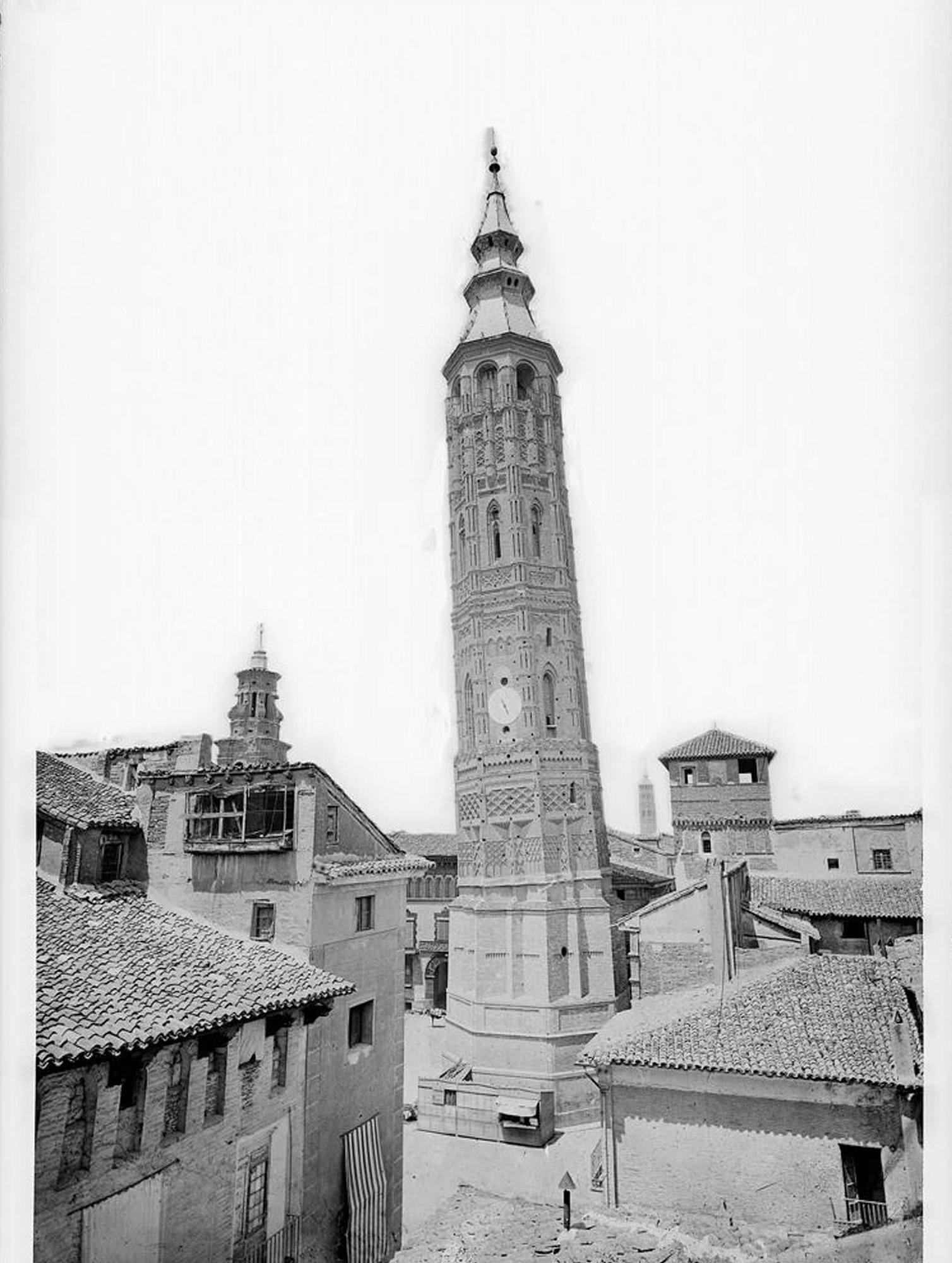 Así lucía la Torre Nueva de Zaragoza en 1865, cuando todavía no se le había retirado el chapitel que la coronaba.