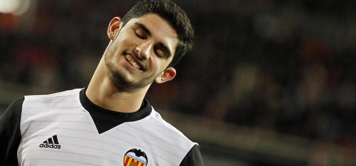 Gonçalo Guedes, con el gesto torcido