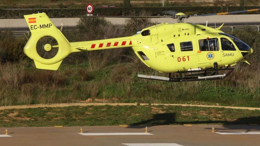 El helicóptero sanitario de las Pitiusas, sobre el helipuerto del Hospital Can Misses.