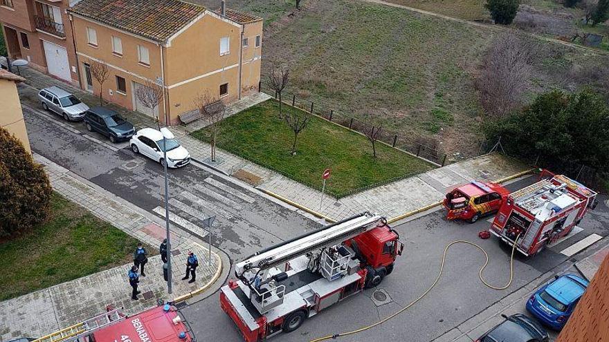 Los bomberos de la DPH intervienen en un incendio declarado en una vivienda en Monzón