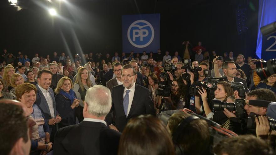 El presidente del Gobierno, Mariano Rajoy, en el momento de acceder al pabellón Cagigal de Murcia, que se quedó para la                ocasión, por lo que cientos de personas se quedaron fuera.