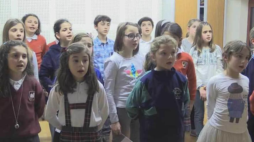 Los alumnos del Conservatorio que elaboraron la canción de apoyo a los refugiados.