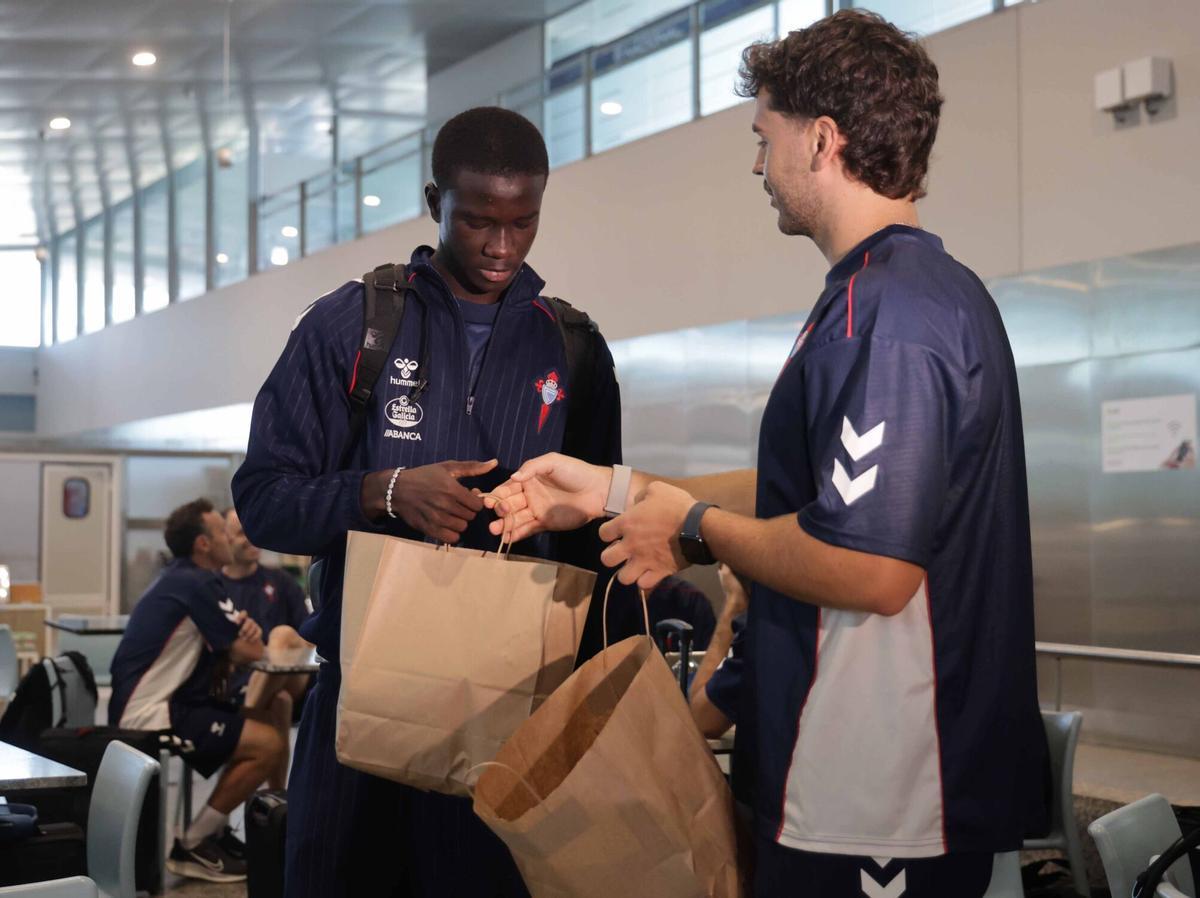 La expedición del Celta ha partido este miércoles desde el aeropuerto de Vigo para cerrar su preparación con dos amistosos contra el Sassuolo y en Nápoles La expedición del Celta ha partido este miércoles desde el aeropuerto de Vigo para cerrar su preparación con dos amistosos contra el Sassuolo y en Nápoles