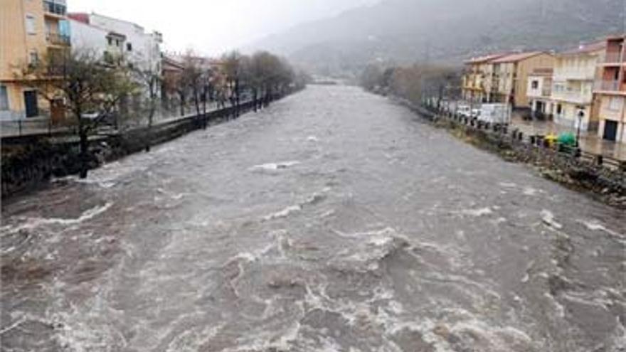 El rio Jerte, a punto de desbordarse en Navaconcejo