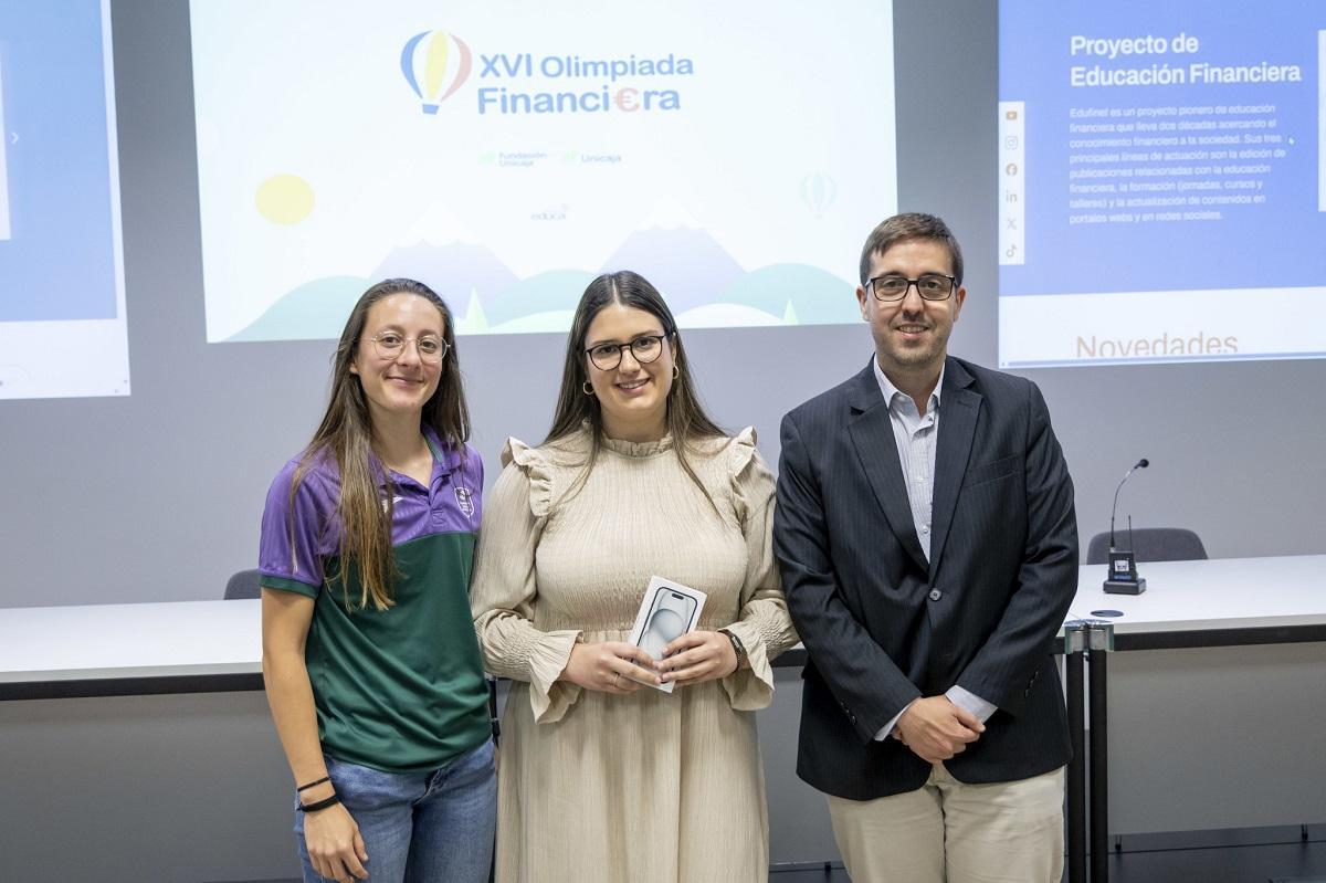 De izquierda a derecha, Marta Ortega, la capitana de Unicaja Mijas de baloncesto; Luna Rodríguez, del IES Antonio María Calero, de Pozoblanco (Córdoba), primera clasificada, y José Antonio Díaz, miembro del Proyecto Edufinet.