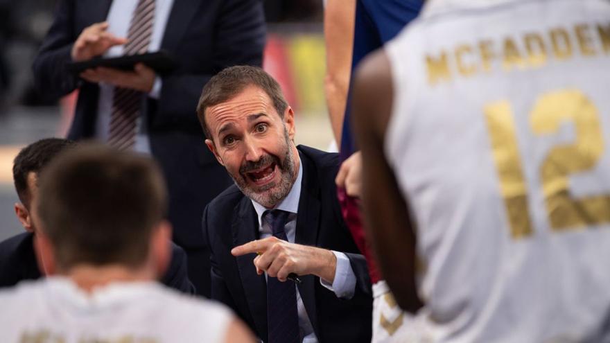 Sito alonso da instrucciones a sus jugadores en un tiempo muerto. | ACB PHOTO / A. BOUZO