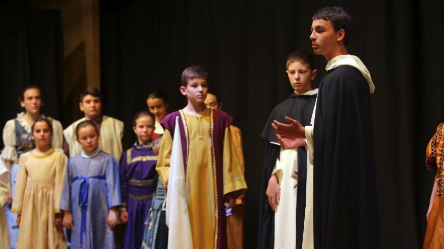 Los jóvenes miembros de los altares se enfundaron ayer los trajes de época para rememorar la vida del santo dominico.