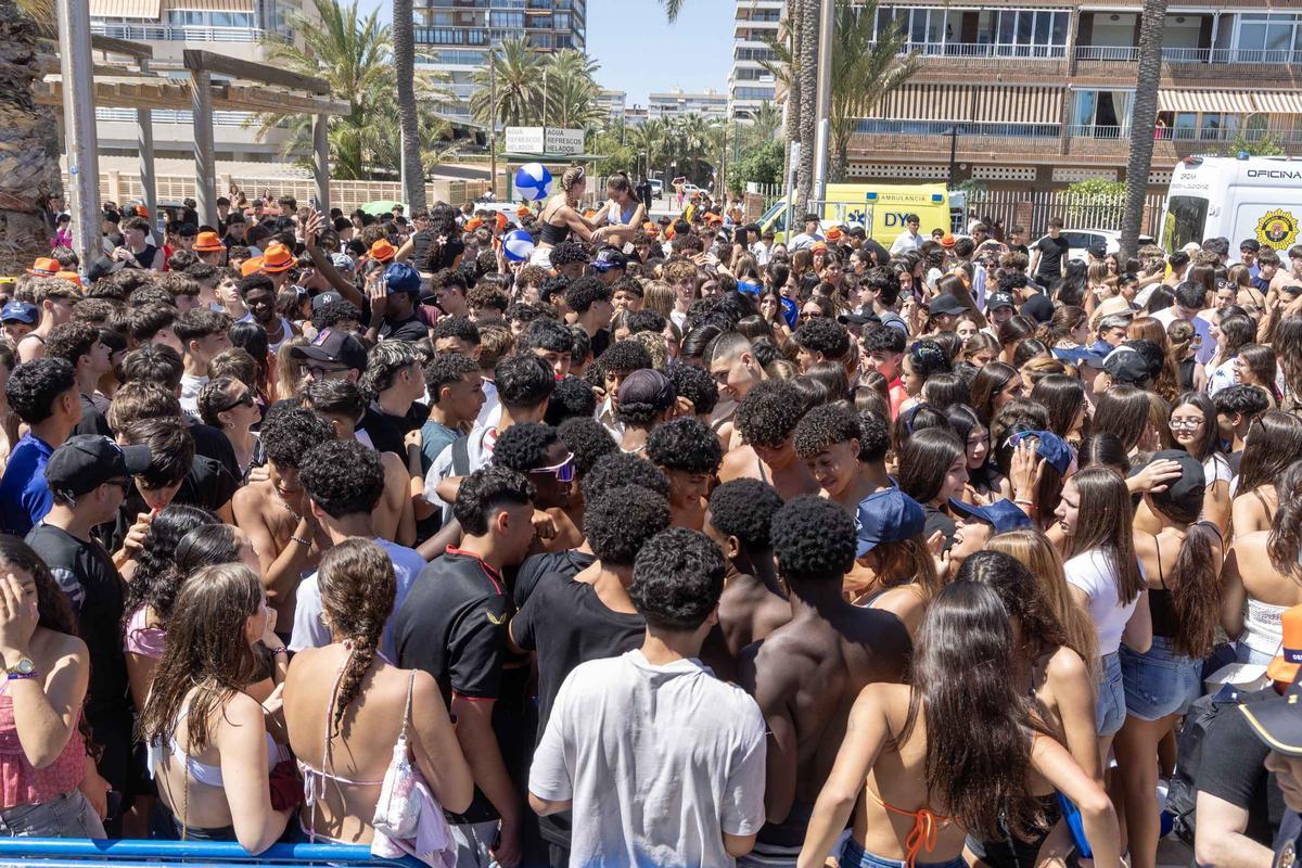 Control al alcohol en la Santa Faz 0,0 de Alicante con 12.000 jóvenes en la playa de San Juan