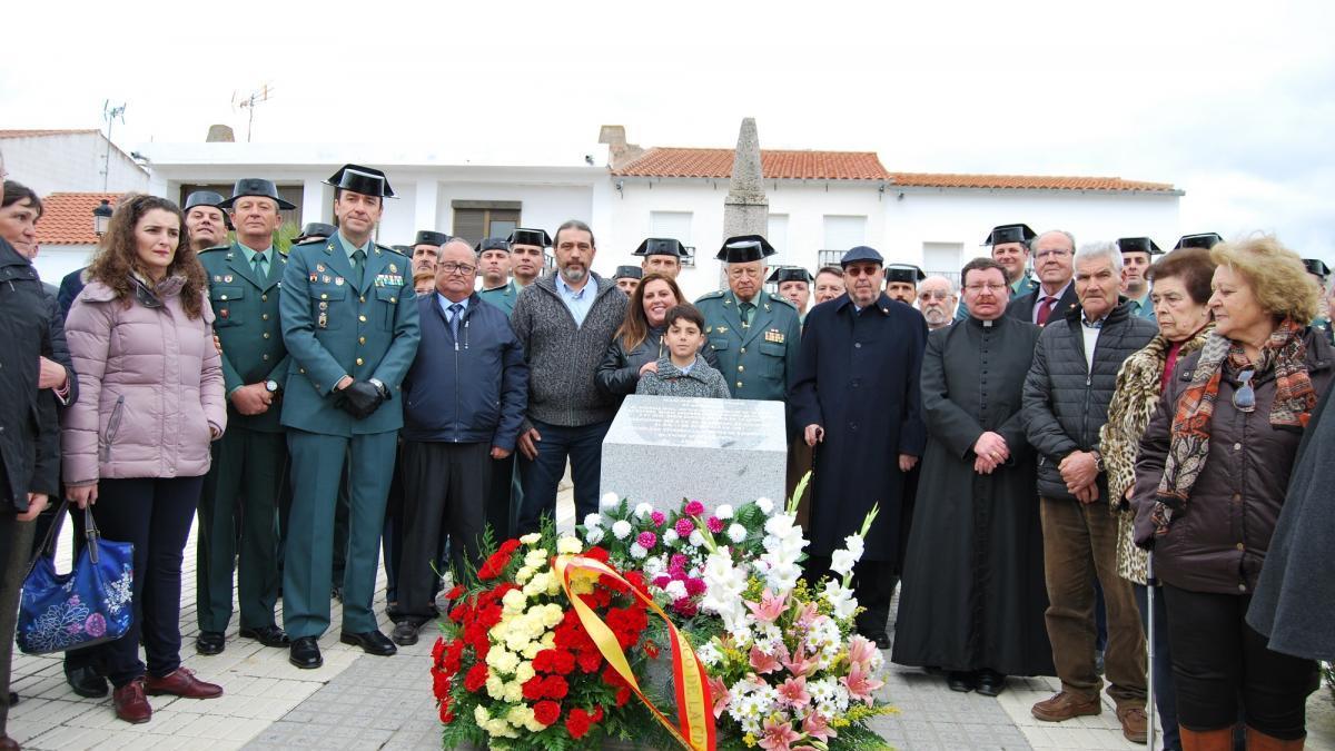 Valsequillo rinde tributo a la familia fallecida en el atentado del cuartel de Zaragoza