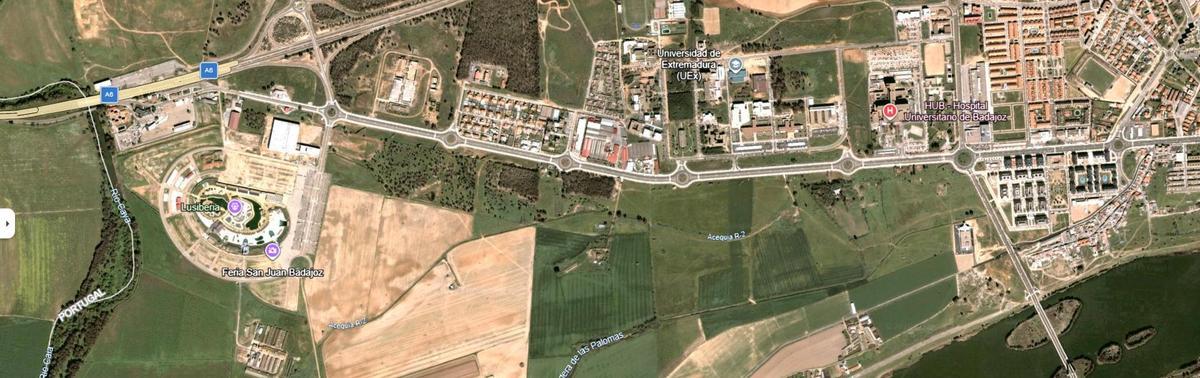 Imagen aérea de la avenida de Elvas de Badajoz en 2006 donde todavía no se había urbanizado el nuevo sector residencial y la fábrica téxtil seguía en pie.