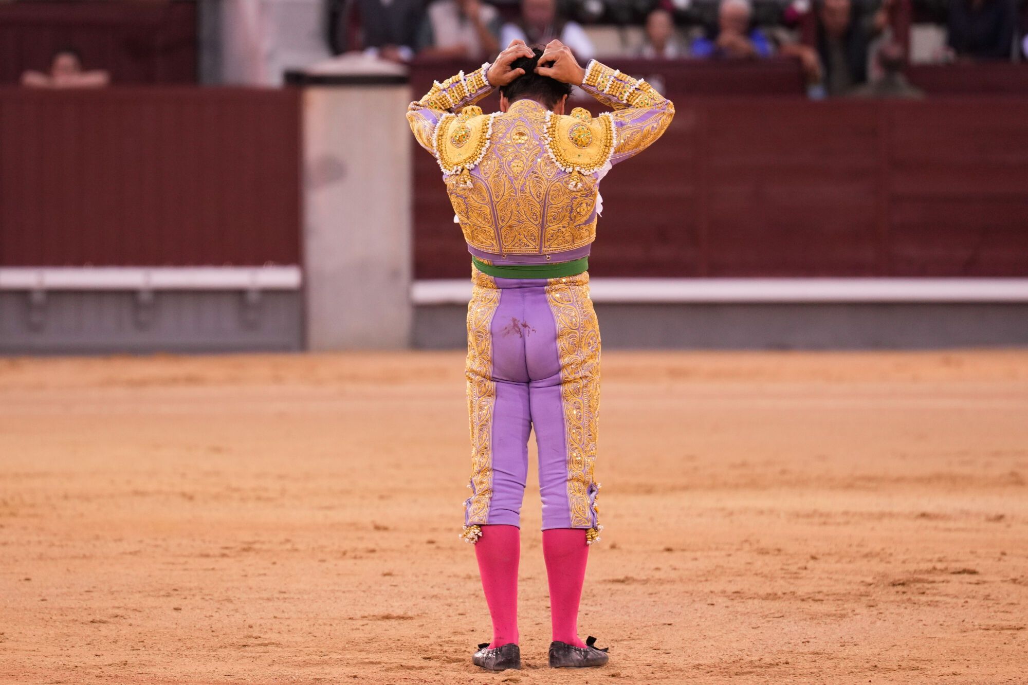 MADRID, 12/10/2025.- El diestro Morante de la Puebla se corta la coleta tras serle concedidas 2 orejas en el cuarto toro en Las Ventas durante el festejo taurino de la Feria de Otoño celebrado este domingo en la plaza de Las Ventas, en Madrid. EFE/ Borja Sánchez-Trillo