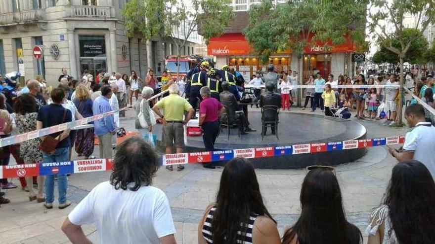 Los bomberos rescatan al niño atrapado. // Pontevedra Viva