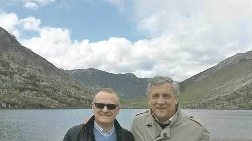 Diego Canga, a la izquierda, con Antonio Tajani, durante una visita a los lagos de Covadonga. La imagen fue tomada el 18 de abril de 2015, al día siguiente de la inauguración de la calle de Gijón que lleva el nombre del político.