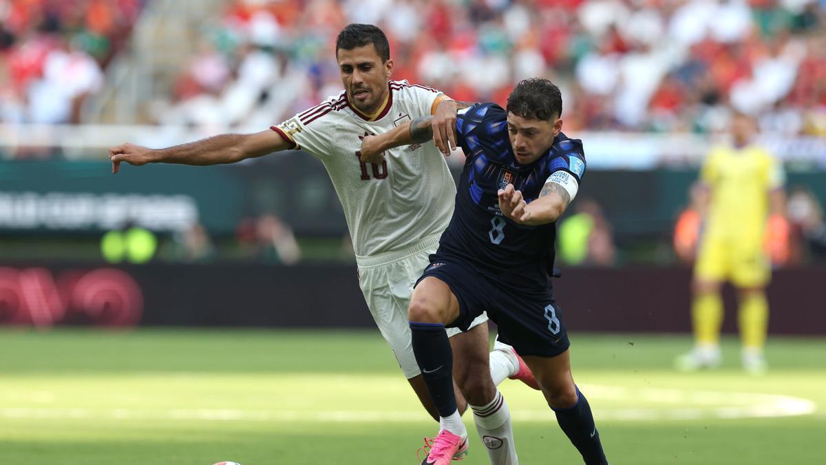 AME4977. GUADALAJARA (MÉXICO), 26/06/2026.- Federico Valverde (d) disputa un balón con Rodri Hernández este viernes, previo a un partido del grupo H del Mundial de la FIFA 2026 entre Uruguay y España en el estadio Akron en Guadalajara (México). EFE/ Alex Cruz