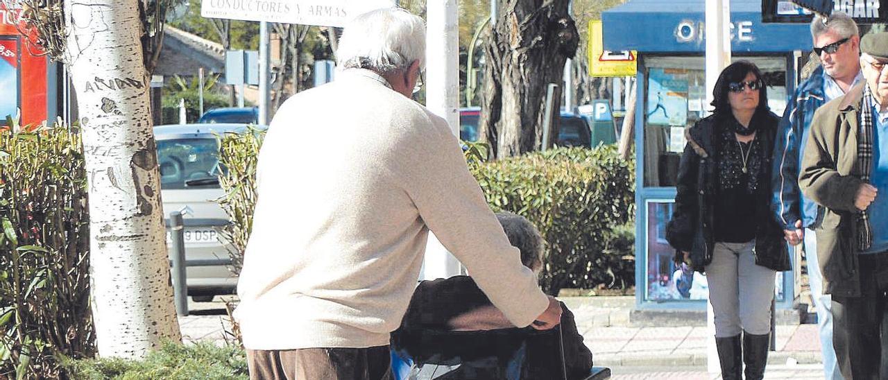 Una pareja de mayores, ella en silla de ruedas