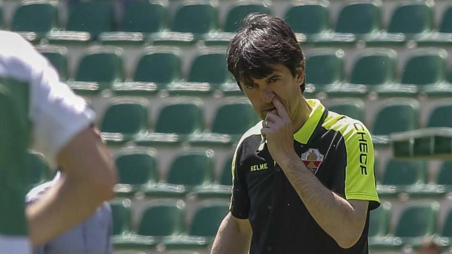 Pacheta, tocándose la nariz, durante el partido del pasado domingo frente al Mallorca