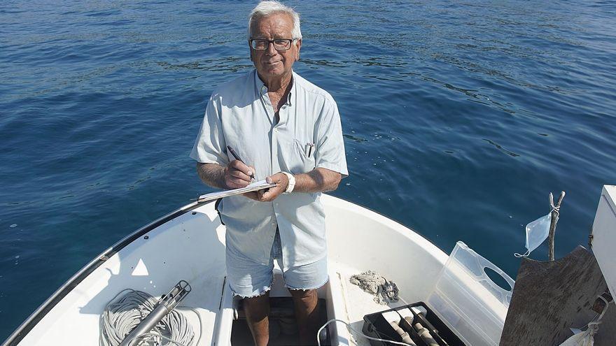 Josep Pascual, a la barca des d’on mesura la temperatura