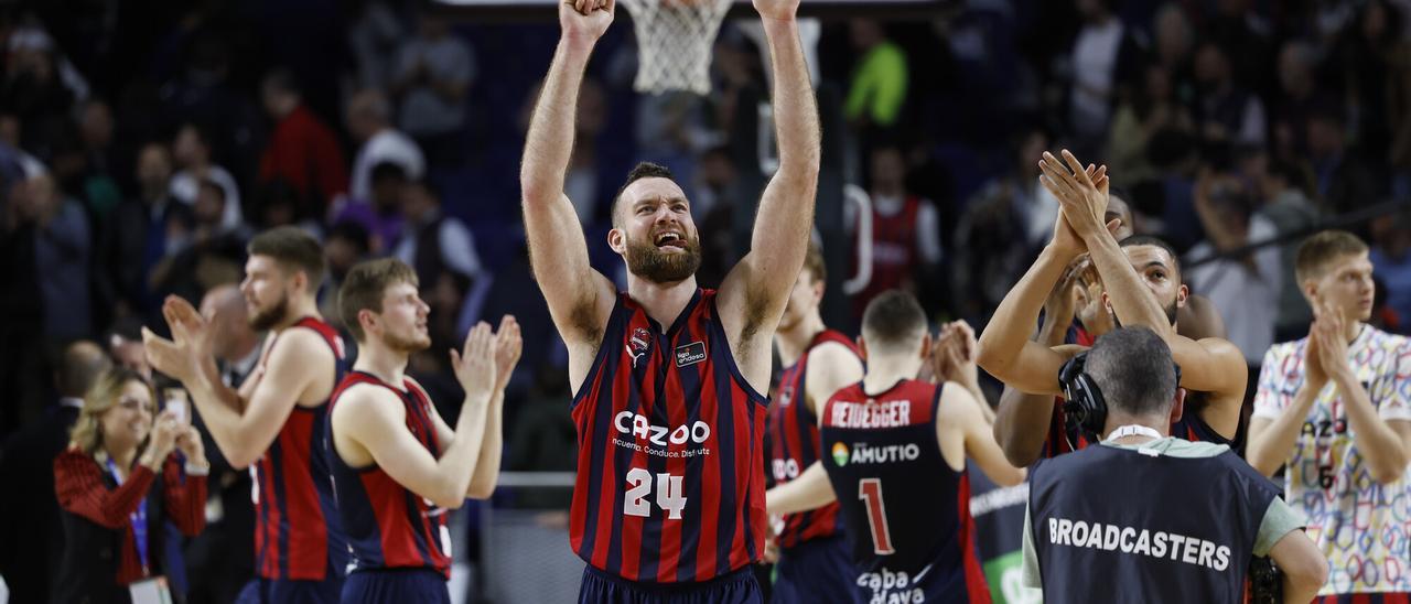 Matt Costello celebra una de las victorias del Baskonia en la cancha del Real Madrid.