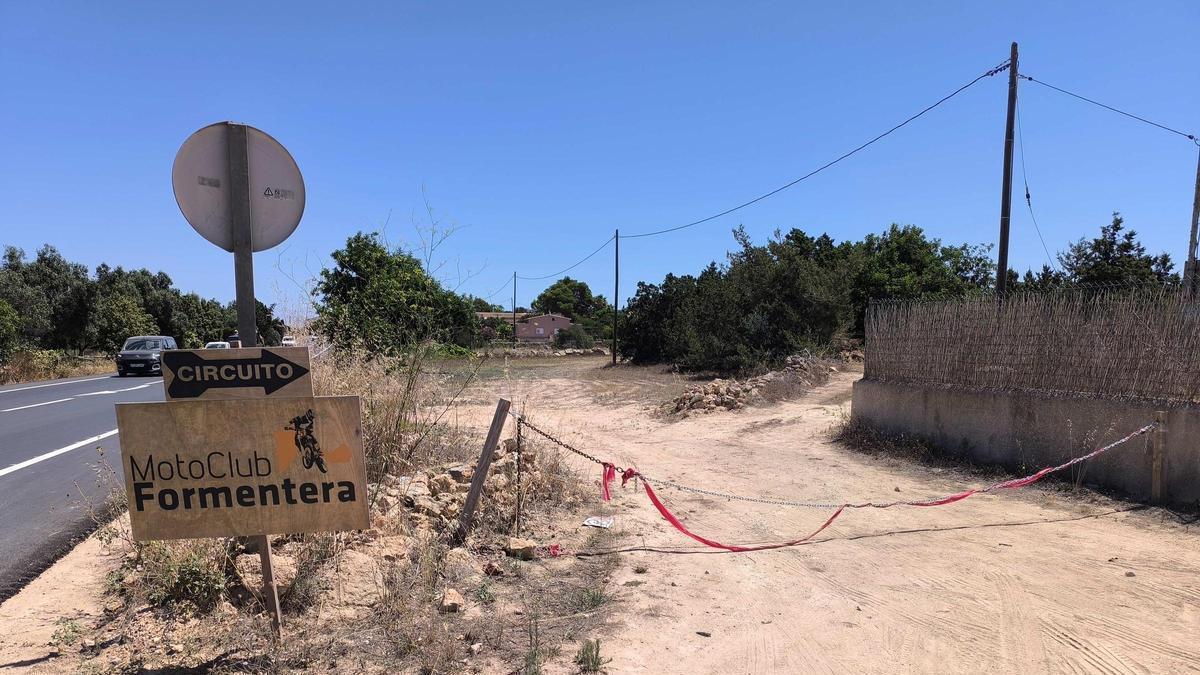 Señalización del circuito de motocross, en la carretera principal de Formentera