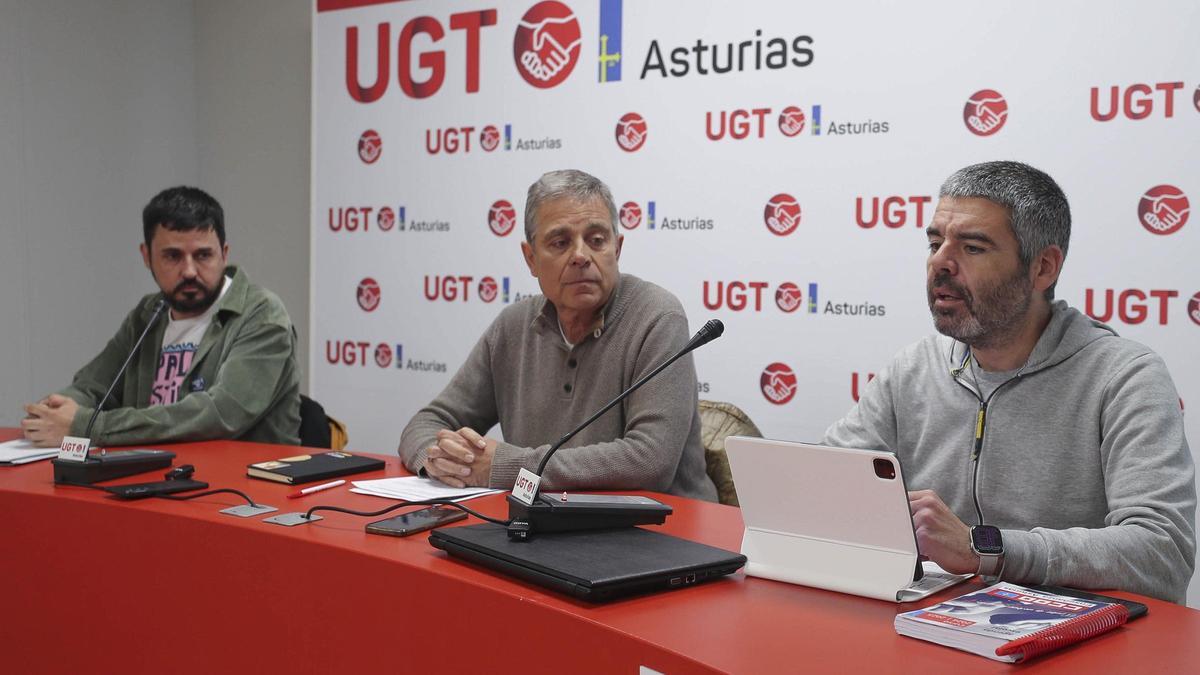 De izquierda a derecha, Miguel Laria (Suatea), Cristóbal Puente (UGT) y Borja Llorente (CC OO).