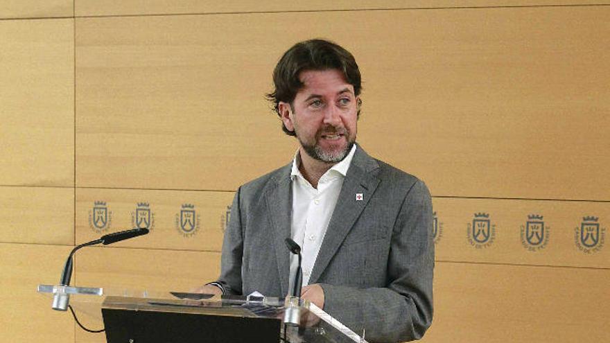 Alonso dinamita el acercamiento entre CC y PSOE para encauzar el pacto