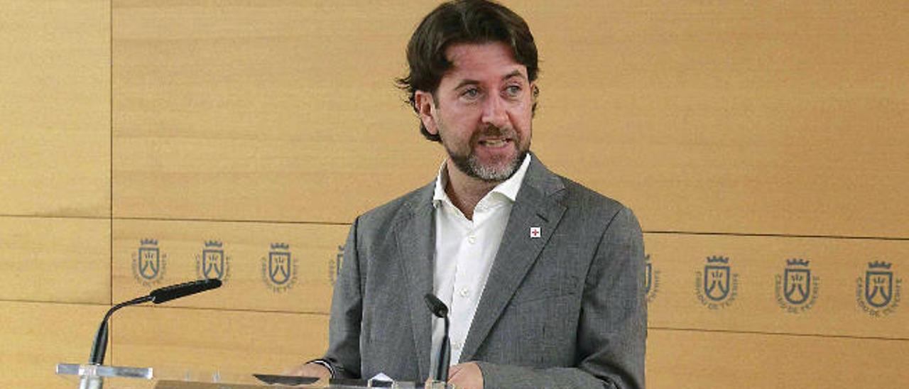 Carlos Alonso, en una rueda de prensa ayer en el Cabildo de Tenerife.