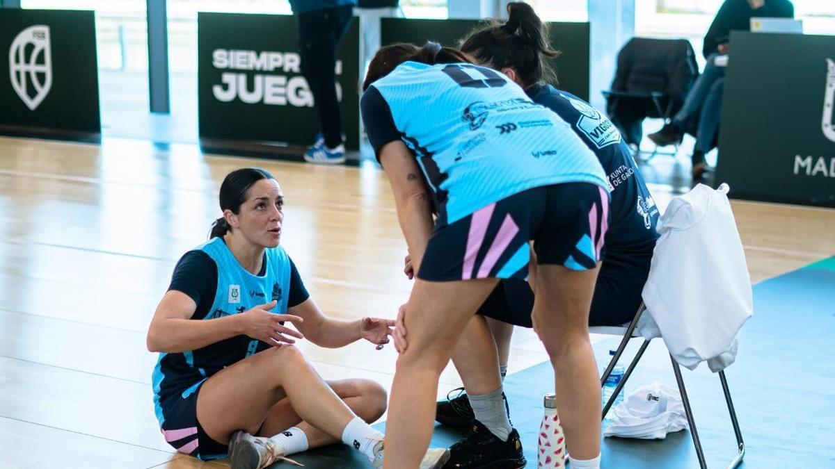Carla habla con sus dos compañeras.