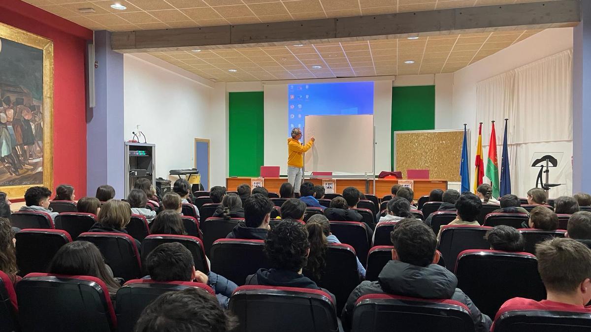 Conferencia sobre la prevención de la ludopatía en el IES de Llanes