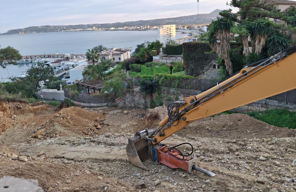 Suelo de fuerte pendiente en el que ahora se están realizando movimientos de tierras