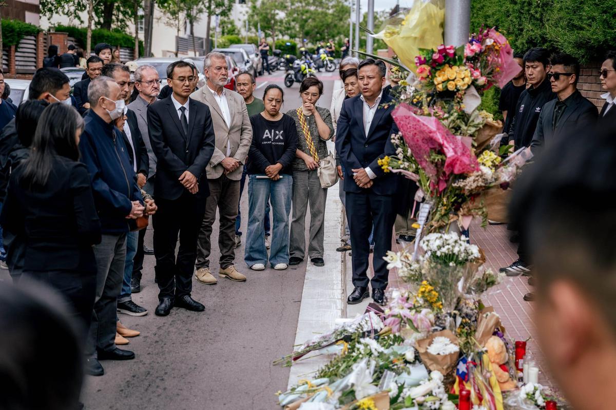 Acto en homenaje a la mujer asesinada en Esplugues con la presencia del padre de la víctima, que ha viajado desde China