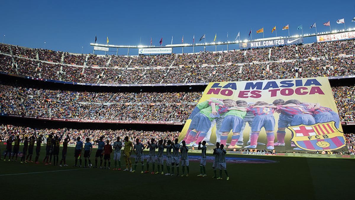 Pancarta de apoyo a La Masia, el pasado 5 de abril en las gradas del Camp Nou